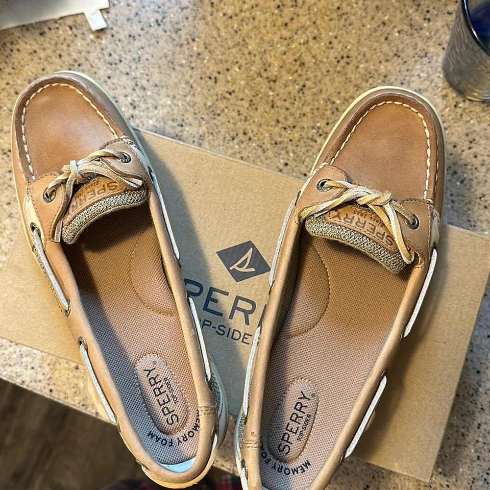 Sperry size 8
